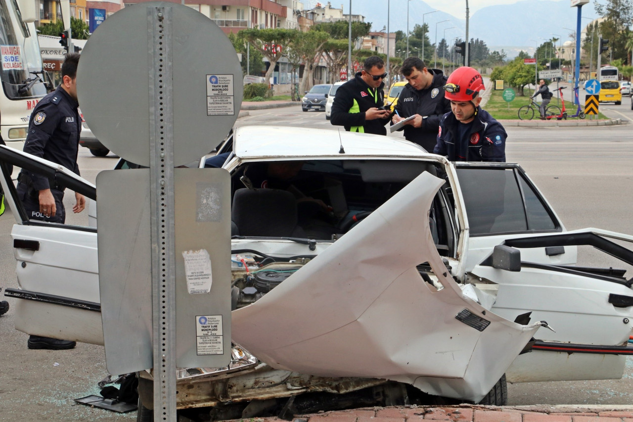 Antalya'da LPG yakıt tankını ön koltuğa kadar getiren kaza: 3 yaralı