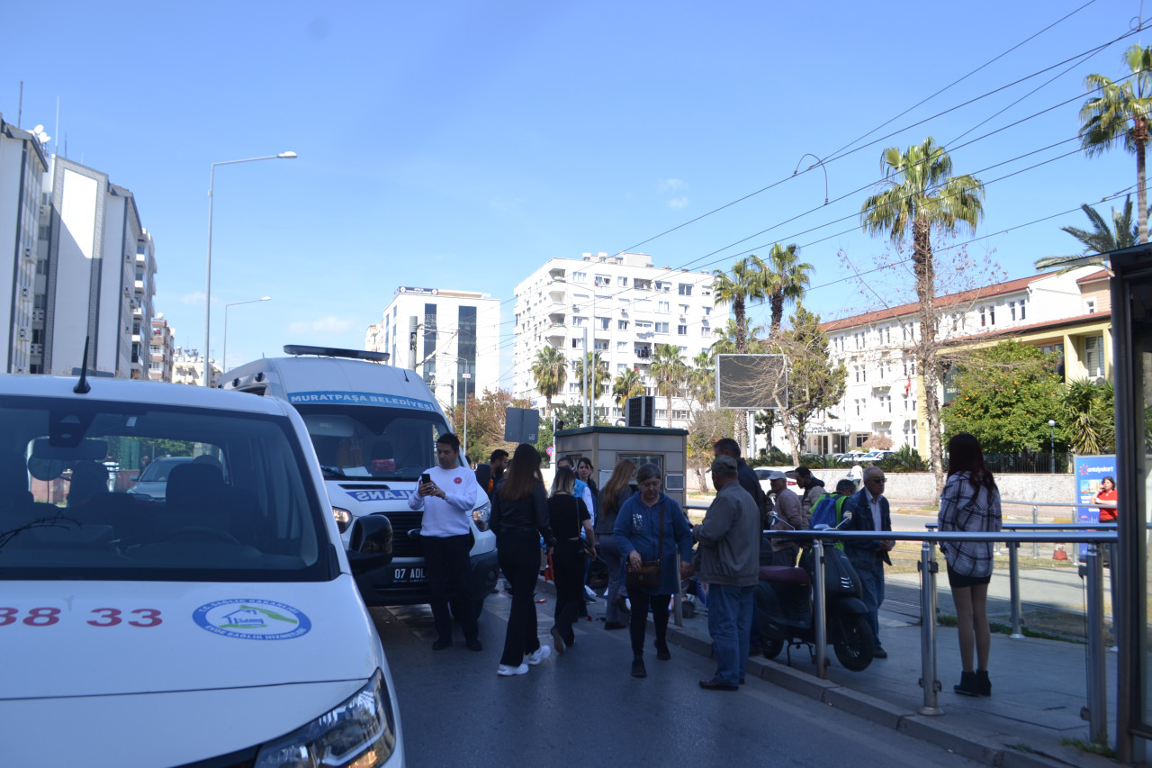 Tramvay durağında motosiklet kazası