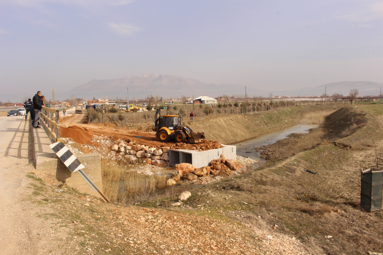 Elmalı Bayralar Mahallesi’nde köprü inşaatına başlandı