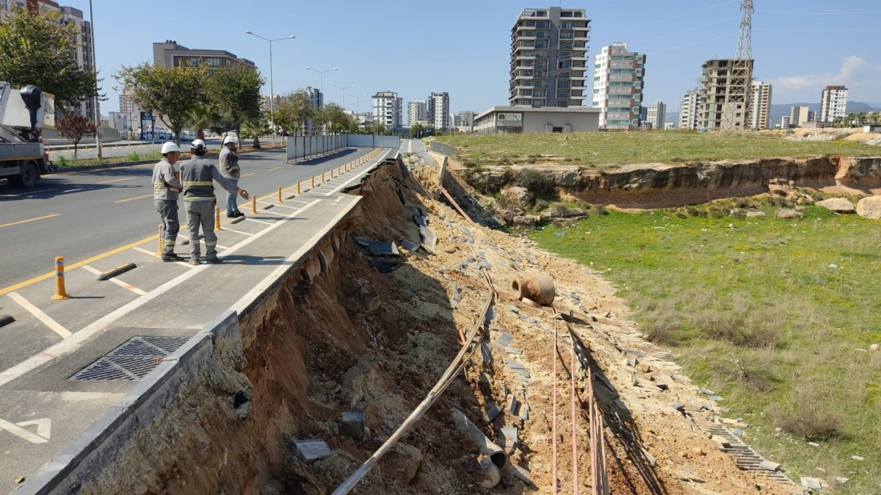 Bisiklet yolu çöktü