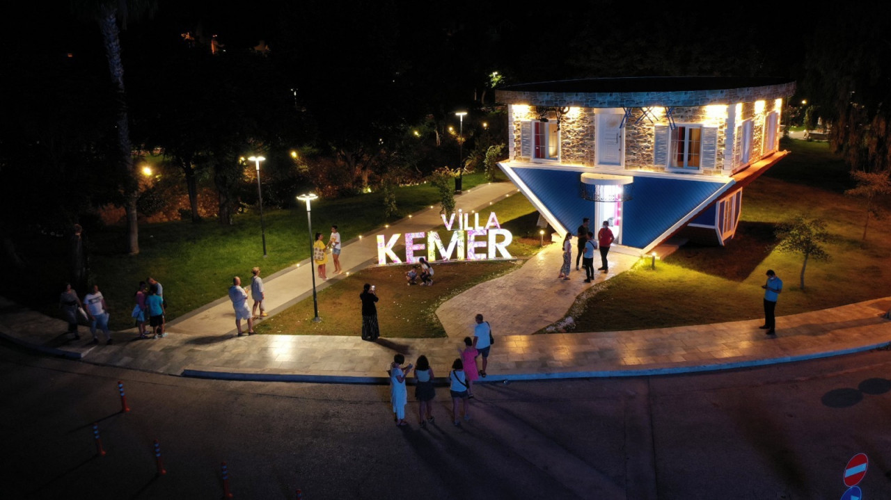 Kemer’deki ters eve ziyaretçi akını