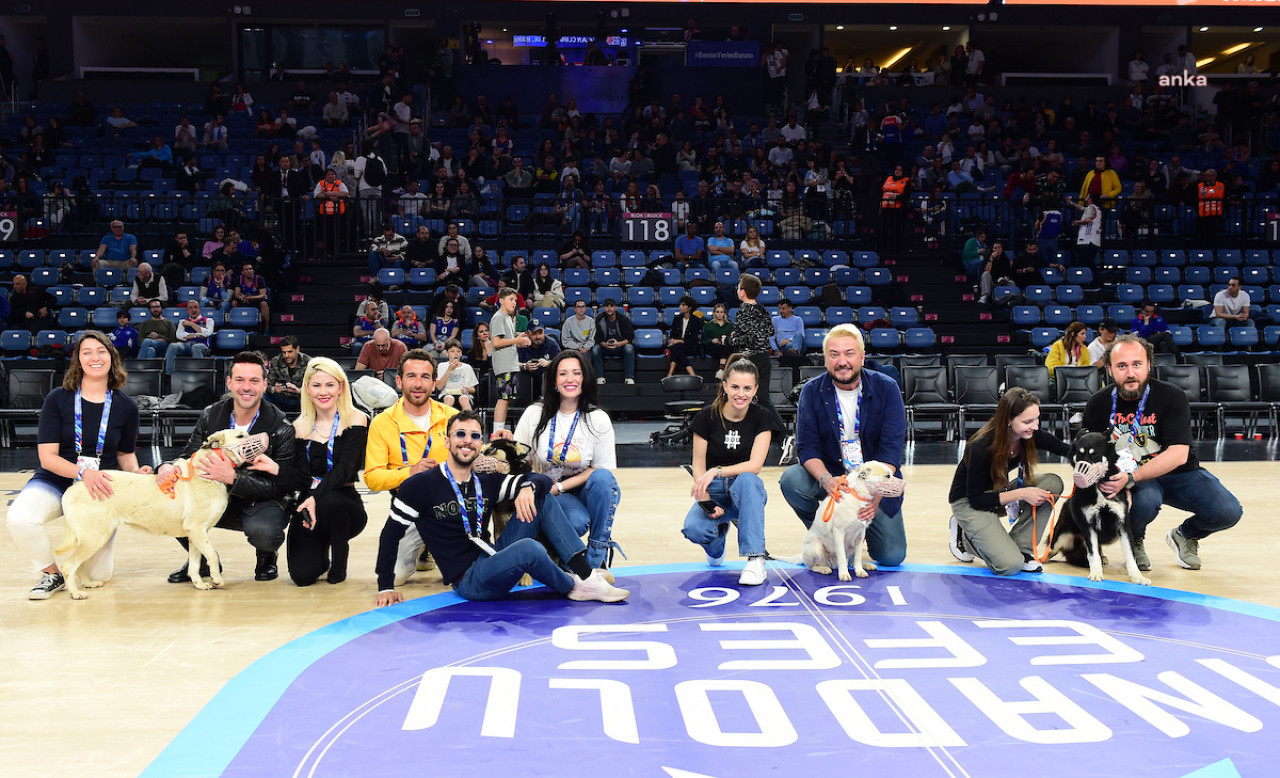 Anadolu Efes depremzede köpekleri ağırladı