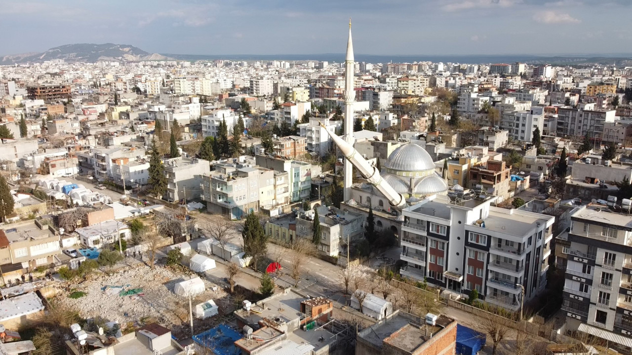 Yanlış hesaplandı...Minare evin üzerine devrildi