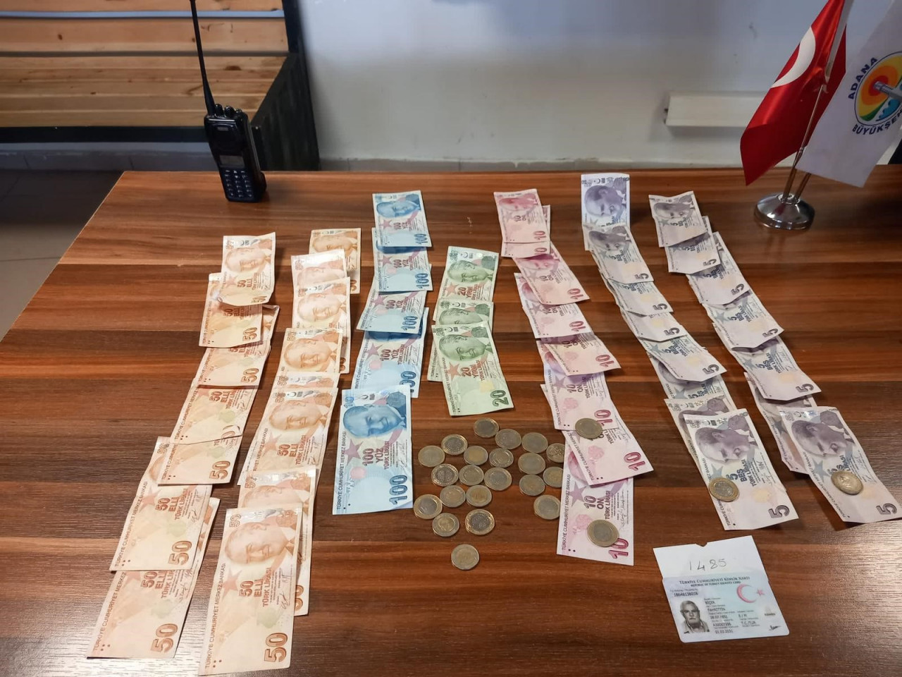 3 saat dilenen şahsın üzerinden bin 385 lira çıktı