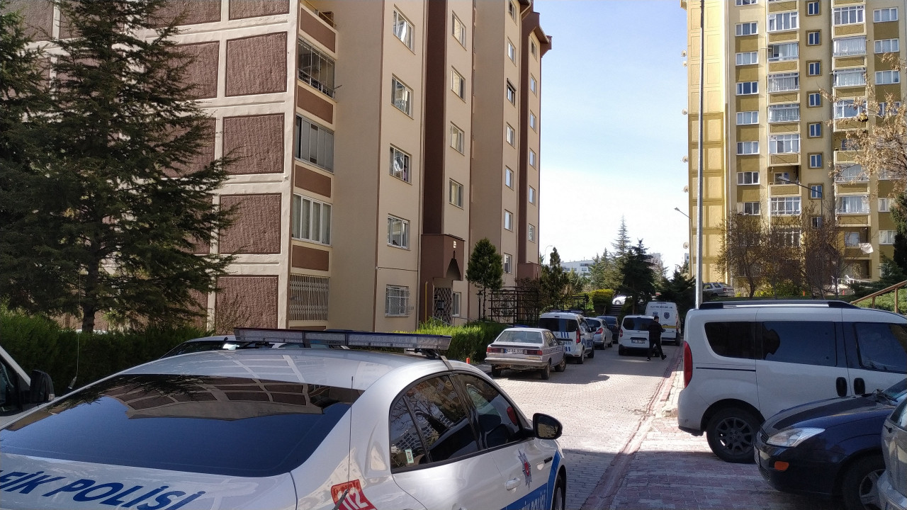 Emekli polis ailesine kıydı