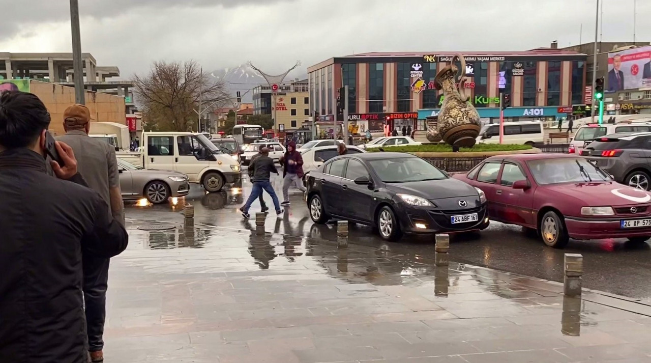 Trafikte tartıştığı kadın sürücüyü darp eden kişi vatandaşlar tarafından linç edilmek istendi (videohaber)