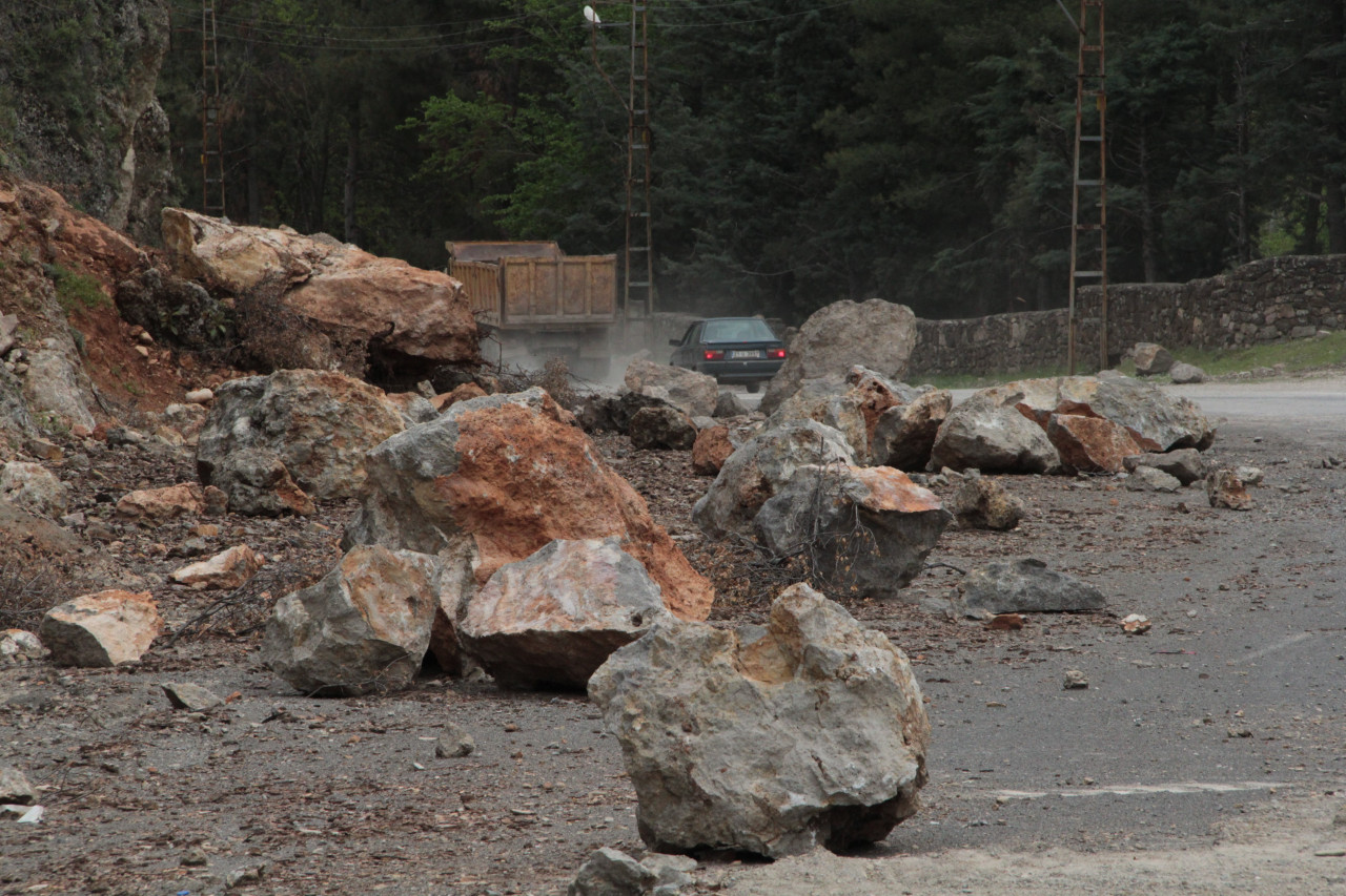 Hatay'da deprem kayaları yerinden böyle koparmış  