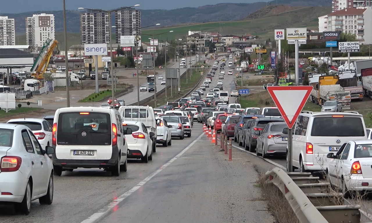 43 ilin geçiş kavşağı kilitlendi... Kilometrelerce araç kuyruğu oluştu