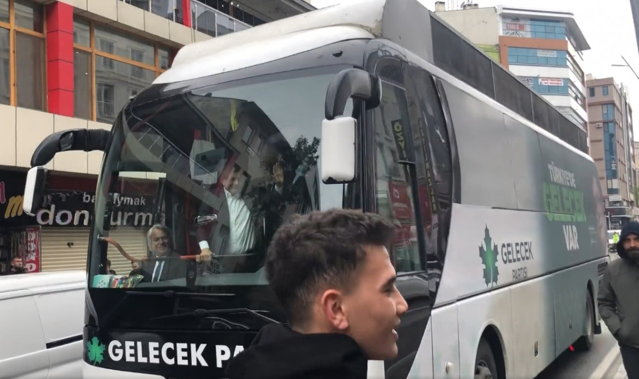 Ümit Özdağ ve Ahmet Davutoğlu Konya'da karşıalştı. Özdağ "Ahmet gel, gel.Gelmedi Ahmet."