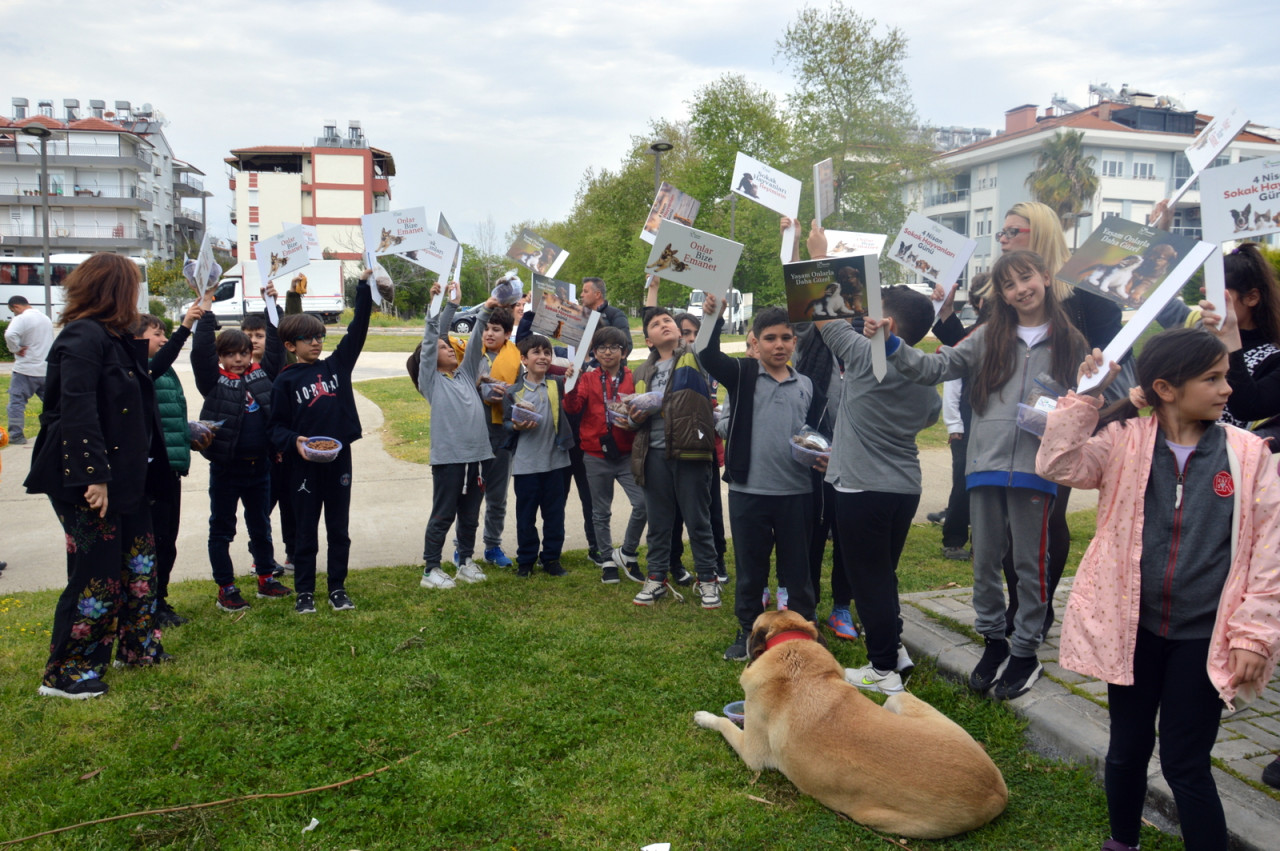 ÖĞRENCİLER SEVİMLİ DOSTLARI UNUTMADI