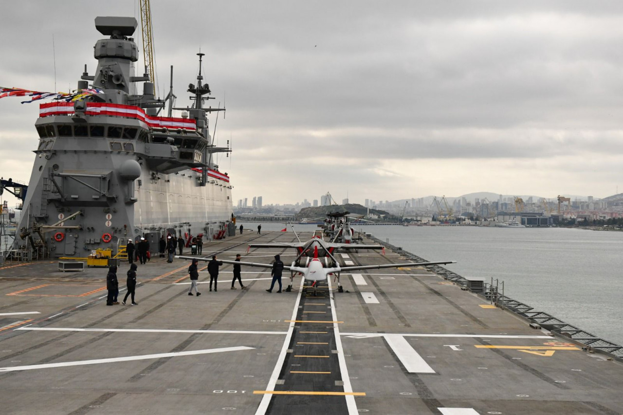 Bayraktar Kızılelma, TCG Anadolu'nun üzerinde (video)