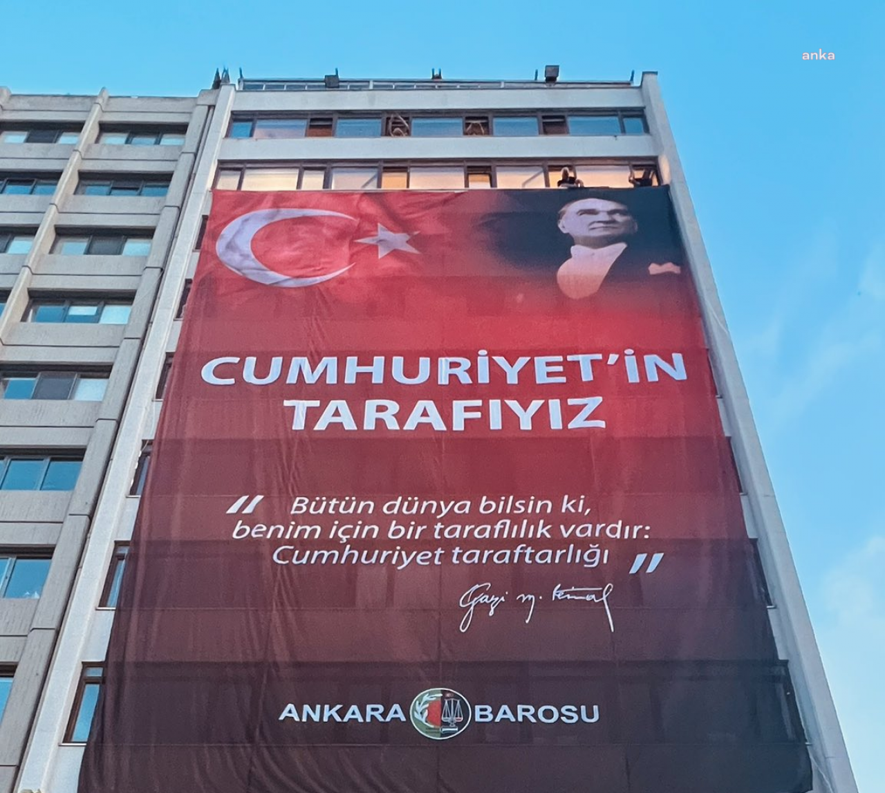 Ankara Barosu'ndan "Cumhuriyet'in Tarafıyız" pankartı