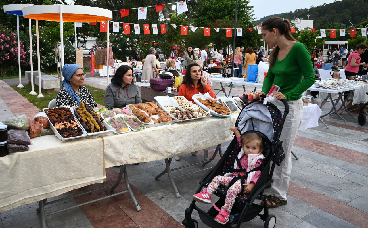 Kemer’de ev hanımları kermesi