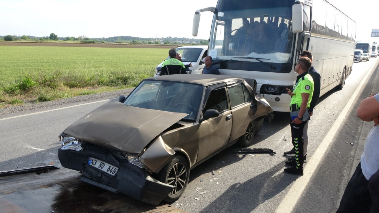 Kırmızı ışıkta bekleyen otomobillere, personel servis otobüsü çarptı: 2 yaralı  