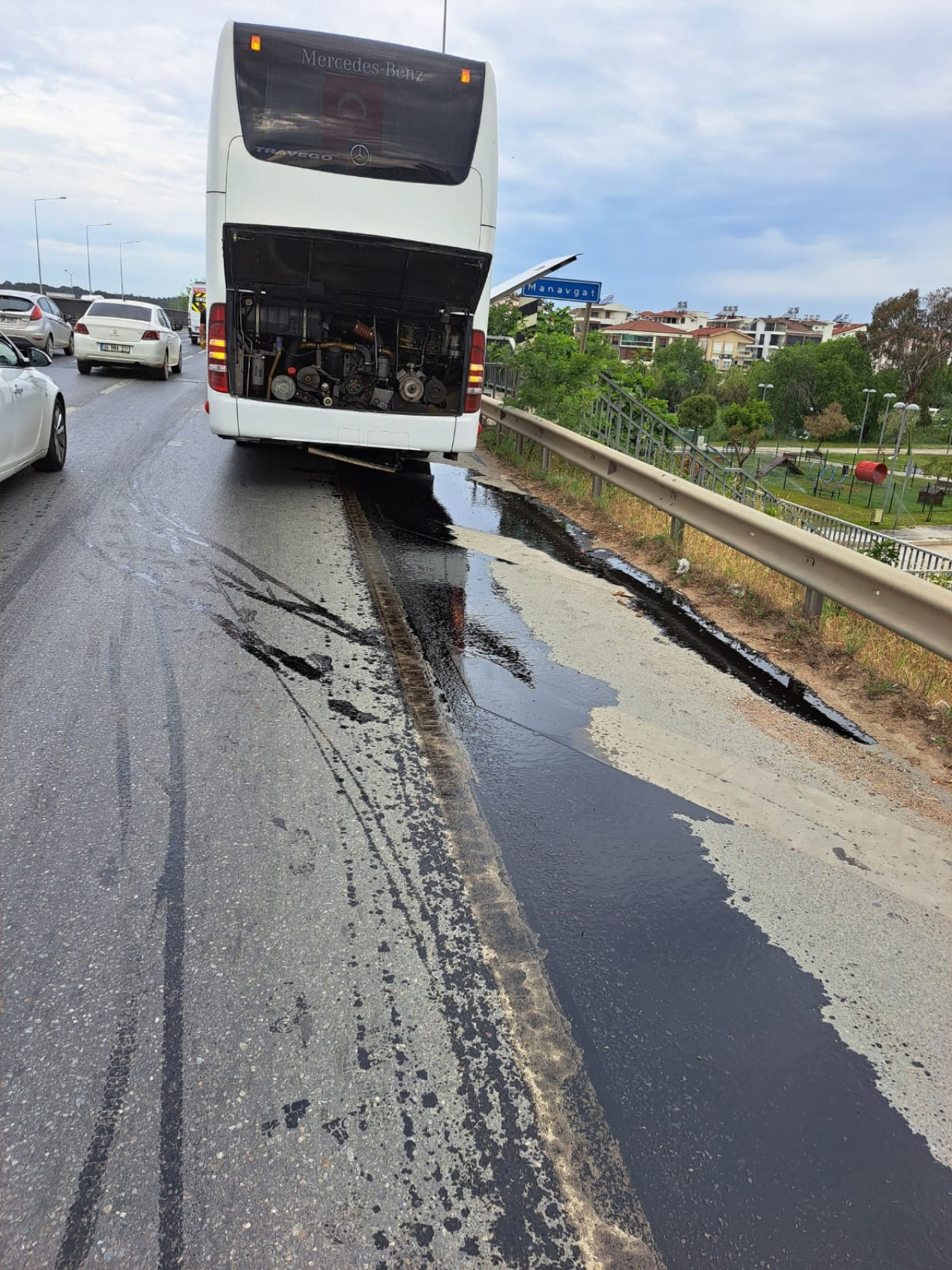 Otobüsten yağ döküldü olan motorculara oldu