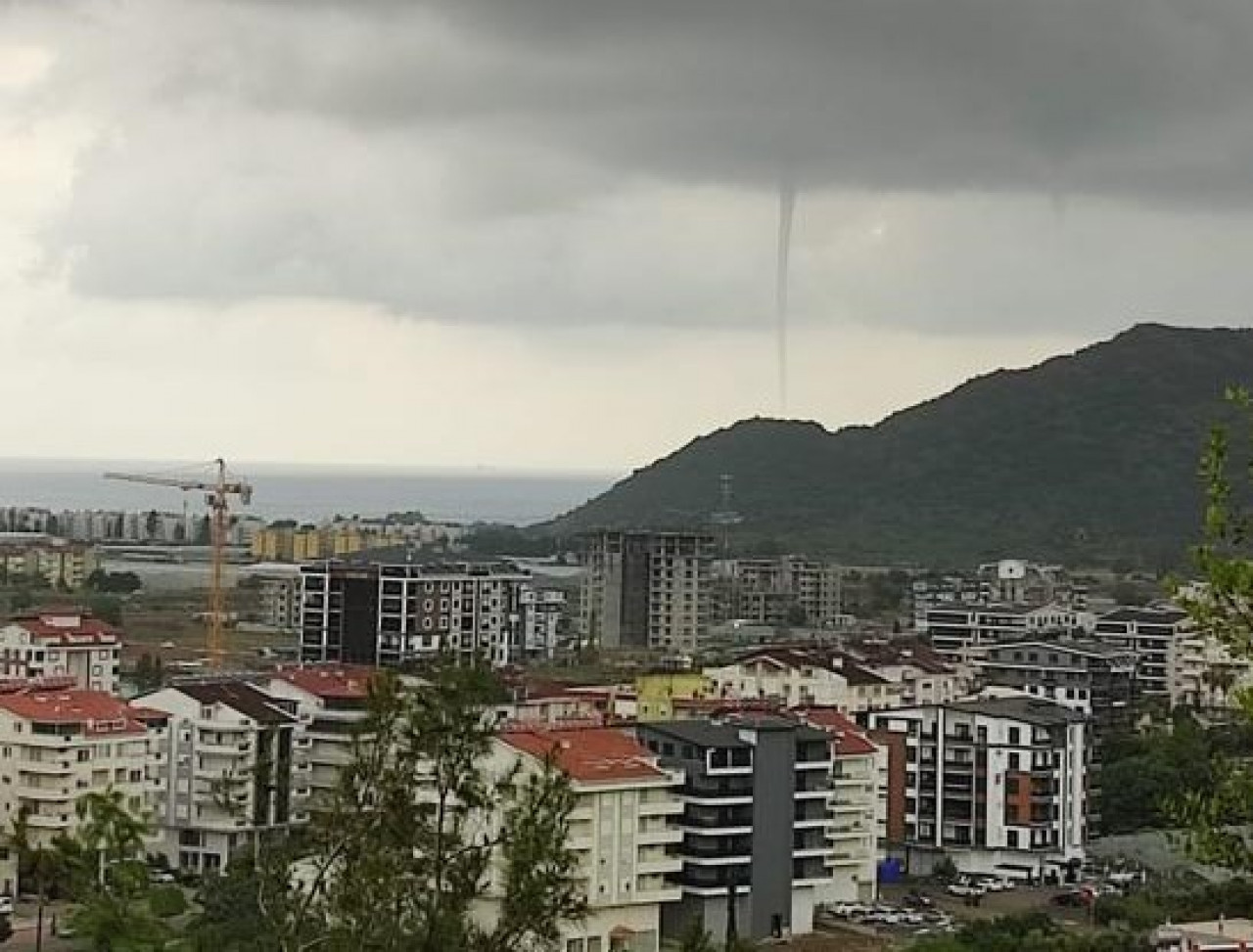 Antalya'da bir hortum daha! O anlar kameralara böyle yansıdı