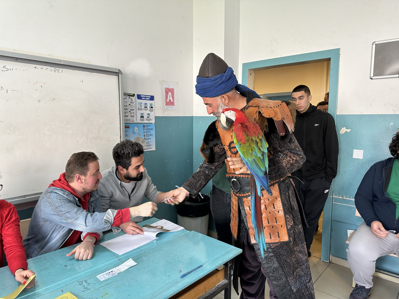 Papağanıyla oy kullanmaya giden vatandaş ilgi odağı oldu