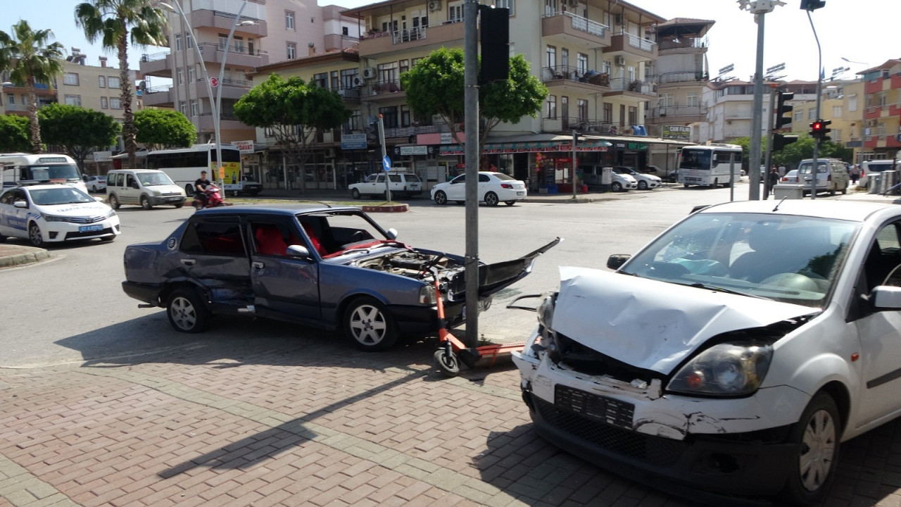 Feci kaza: Araçlar resmen hurdaya döndü! O anlar kameraya böyle yansıdı