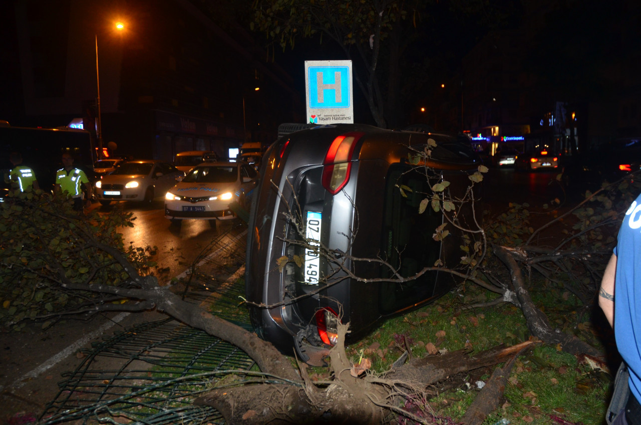 Refüje çıkan otomobil takla attı