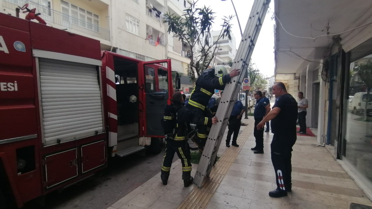 Evlerden atılan çöp ve izmaritler yangın çıkarıyordu  