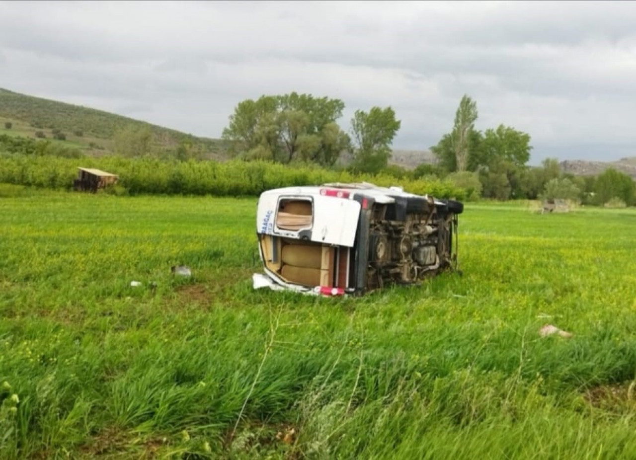 Yolcu minibüsü devrildi: 1 ölü 5 yaralı