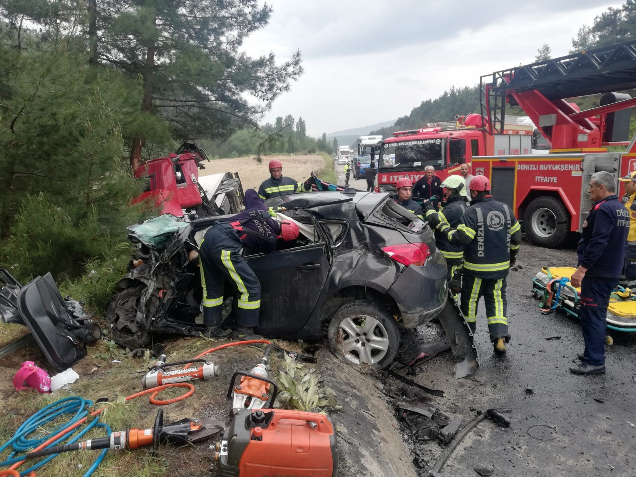 TIR'ın otomobili biçtiği kazada ölü sayısı yükseldi