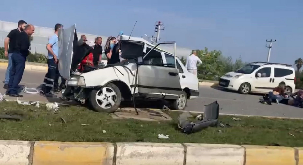 Aydınlatma direğine çarpan otomobil hurdaya döndü