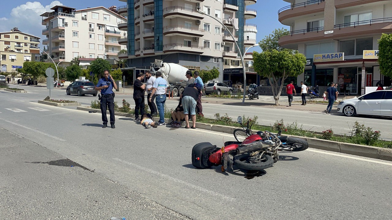 Genç kız, kazadan sonra çocuğunun yanından ayrılmadı