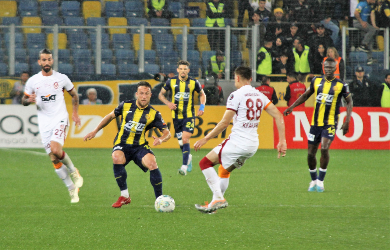 Galatasaray 2-1 önde