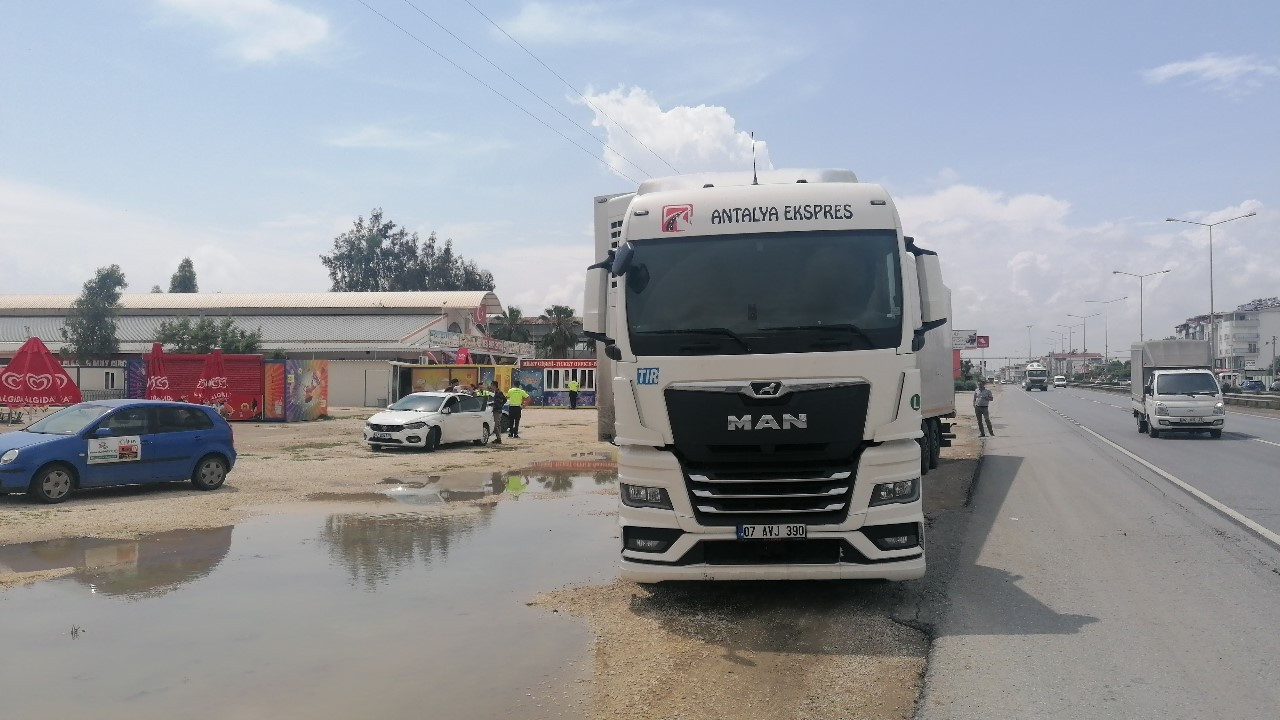 Kaza yapmamak için frene basan kamyonun dorsesindeki alkoller asfalta döküldü