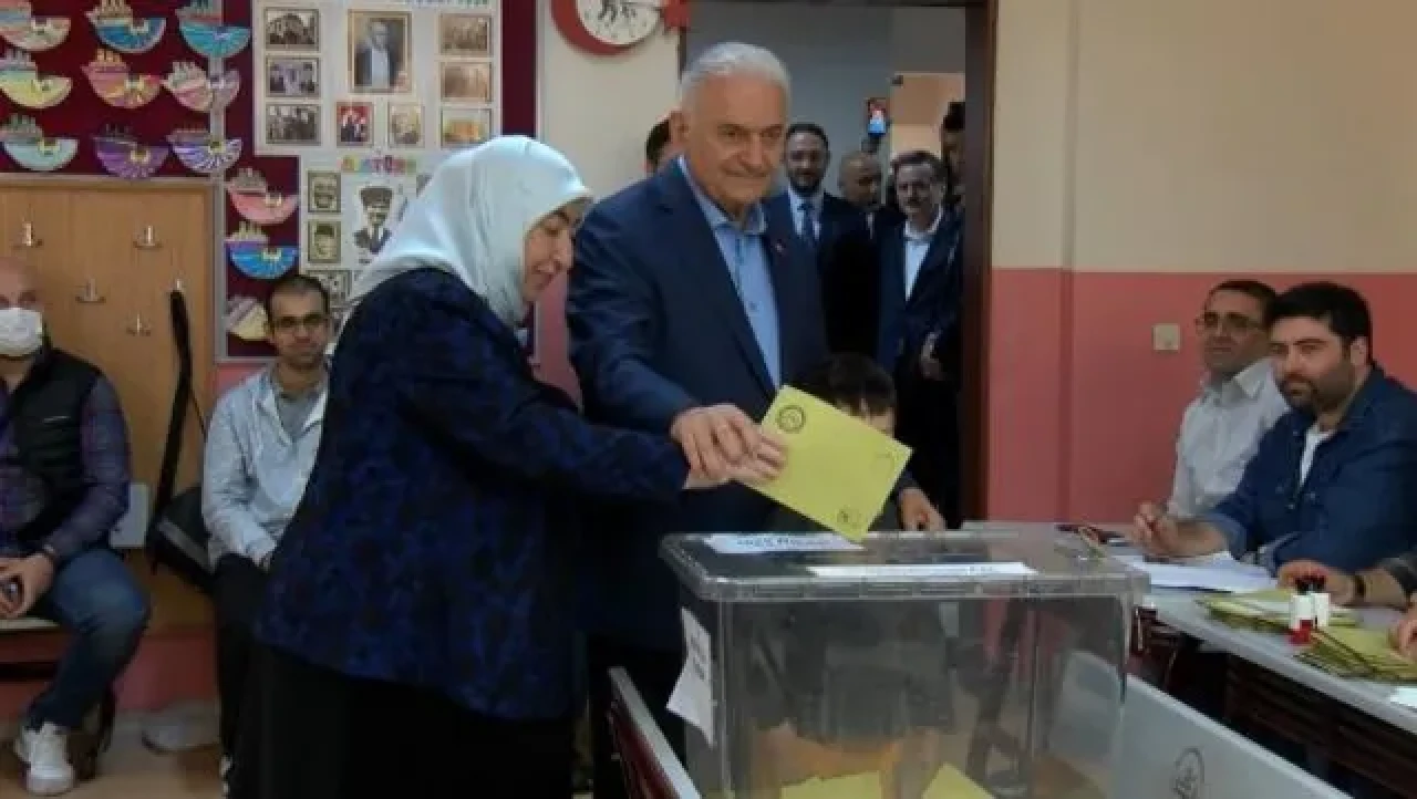 Binali Yıldırım'ın eşi Semiha Yıldırım seçim kabininden geç çıkınca: "Ne oldu hanım karar veremedin mi?"