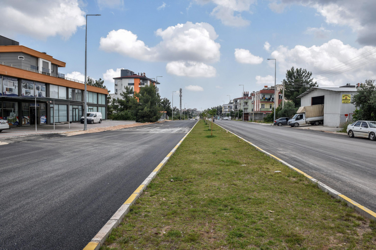 Önce yeşil makyaj, şimdi sıcak asfalt