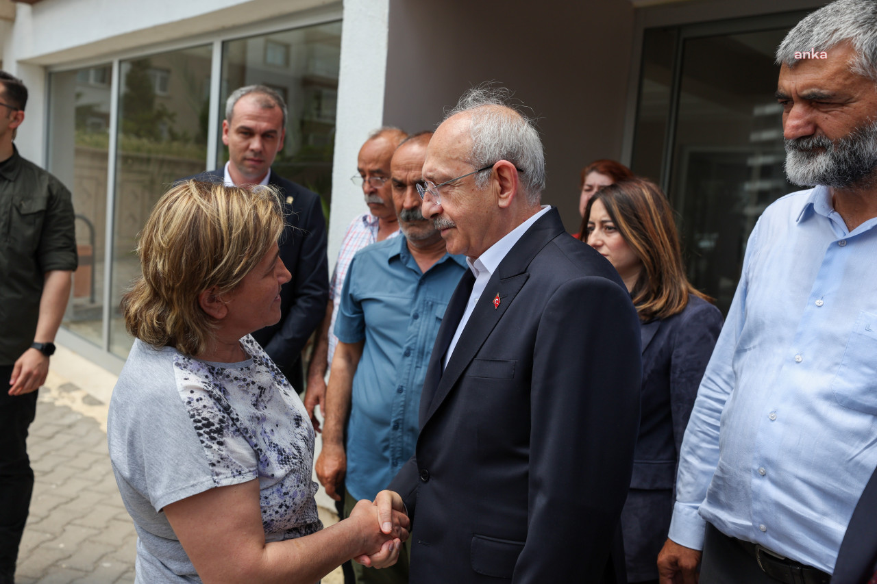 Kılıçdaroğlu Babalar Günü'nde depremzede aileleri ziyaret etti