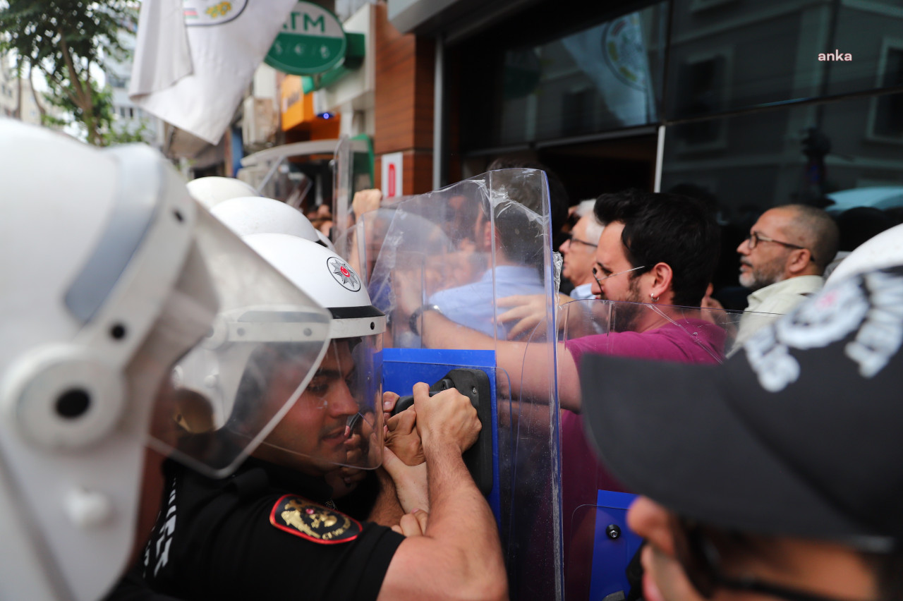 Üniversitelilere polis müdahale etti... İzmir Barosu ayakta!