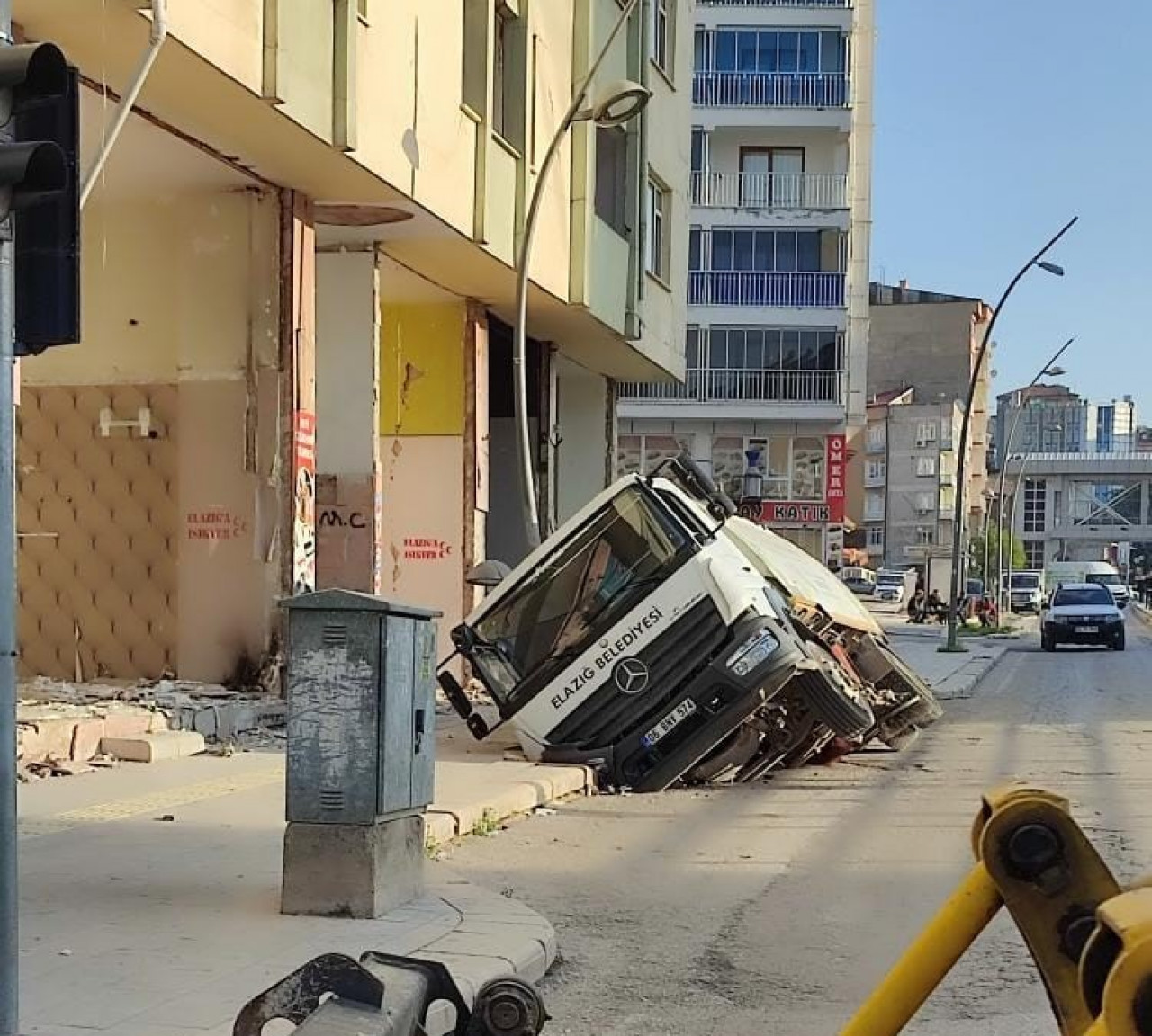 YOL ÇÖKTÜ TEMİZLİK ARACI ÇUKURA DÜŞTÜ