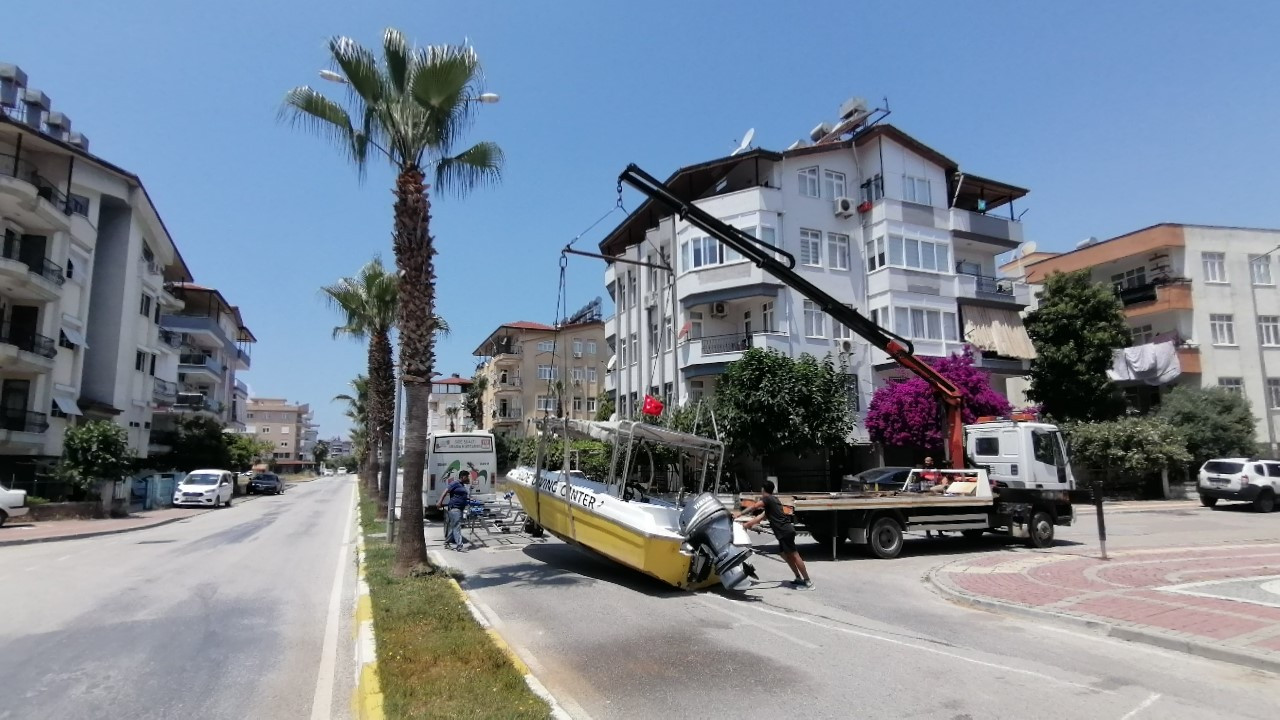 Tekne kazası kara yolunu kapattı