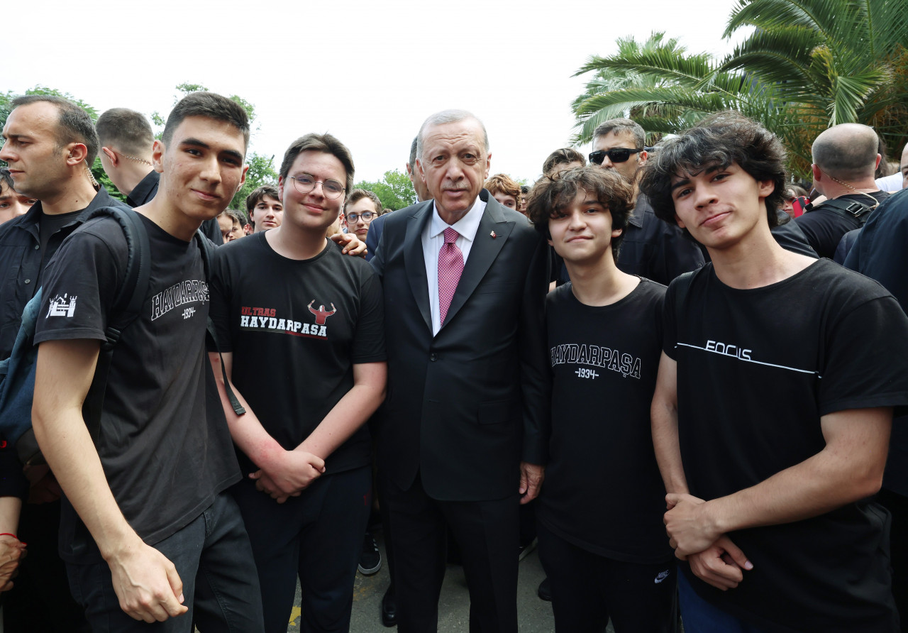 Erdoğan, Haydarpaşa Lisesi'nde karne törenine katıldı