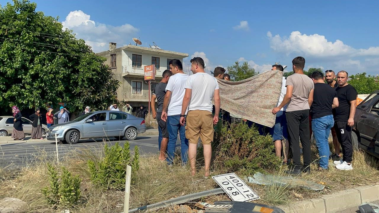 Yaralıları güneşten korumak için çevredeki vatandaşlar battaniye kullandılar