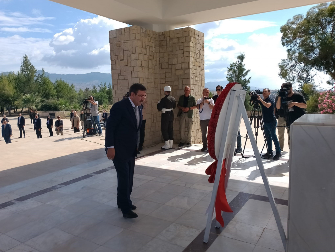  Cumhurbaşkanı Yardımcısı Cevdet Yılmaz, Dr. Küçük ve Denktaş’ın anıtını ziyaret etti