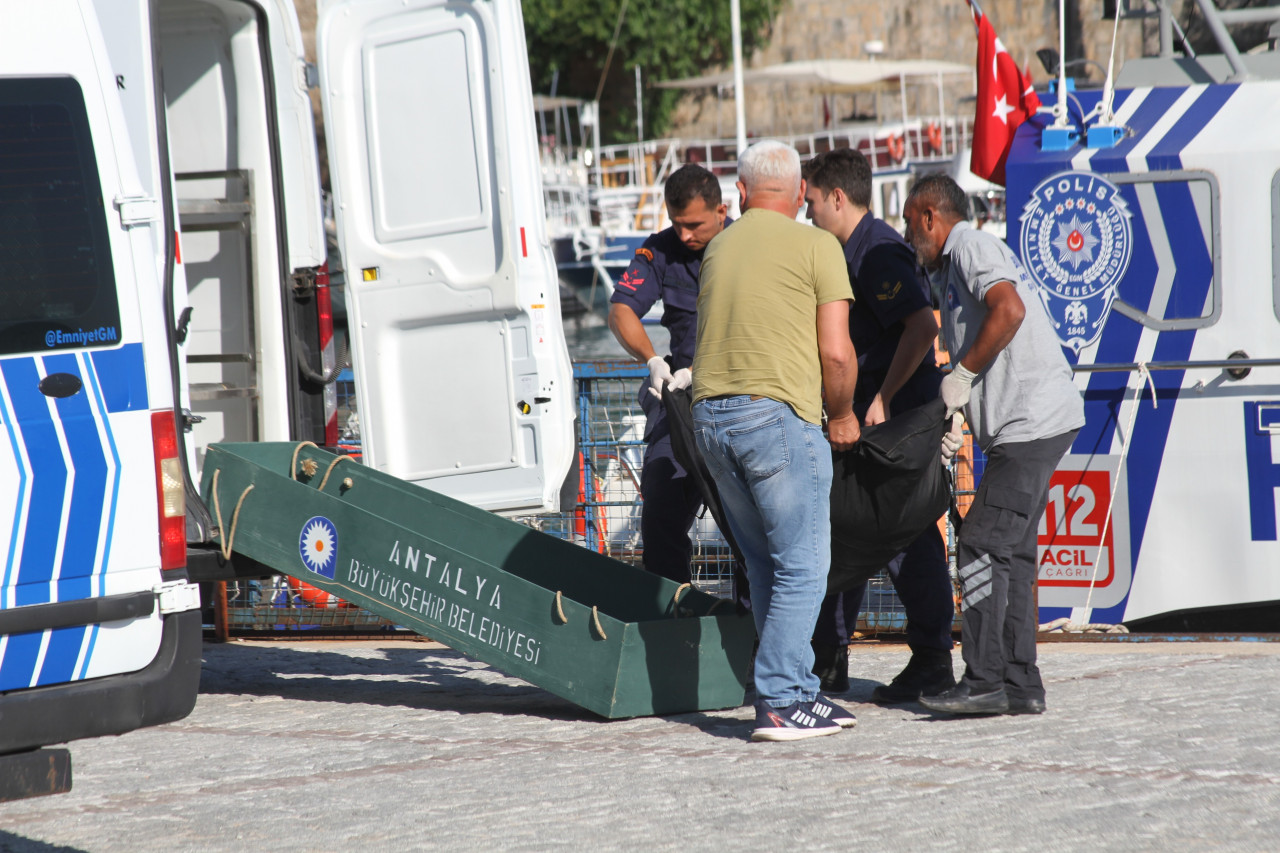 Antalya’da deniz yüzeyinde erkek ces*di bulundu