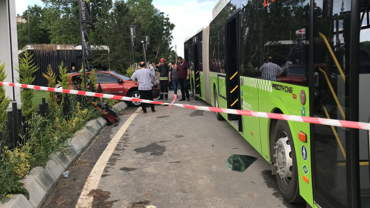 Otobüs ile otomobil çarpıştı, aileden 3 kişi hayatını kaybetti