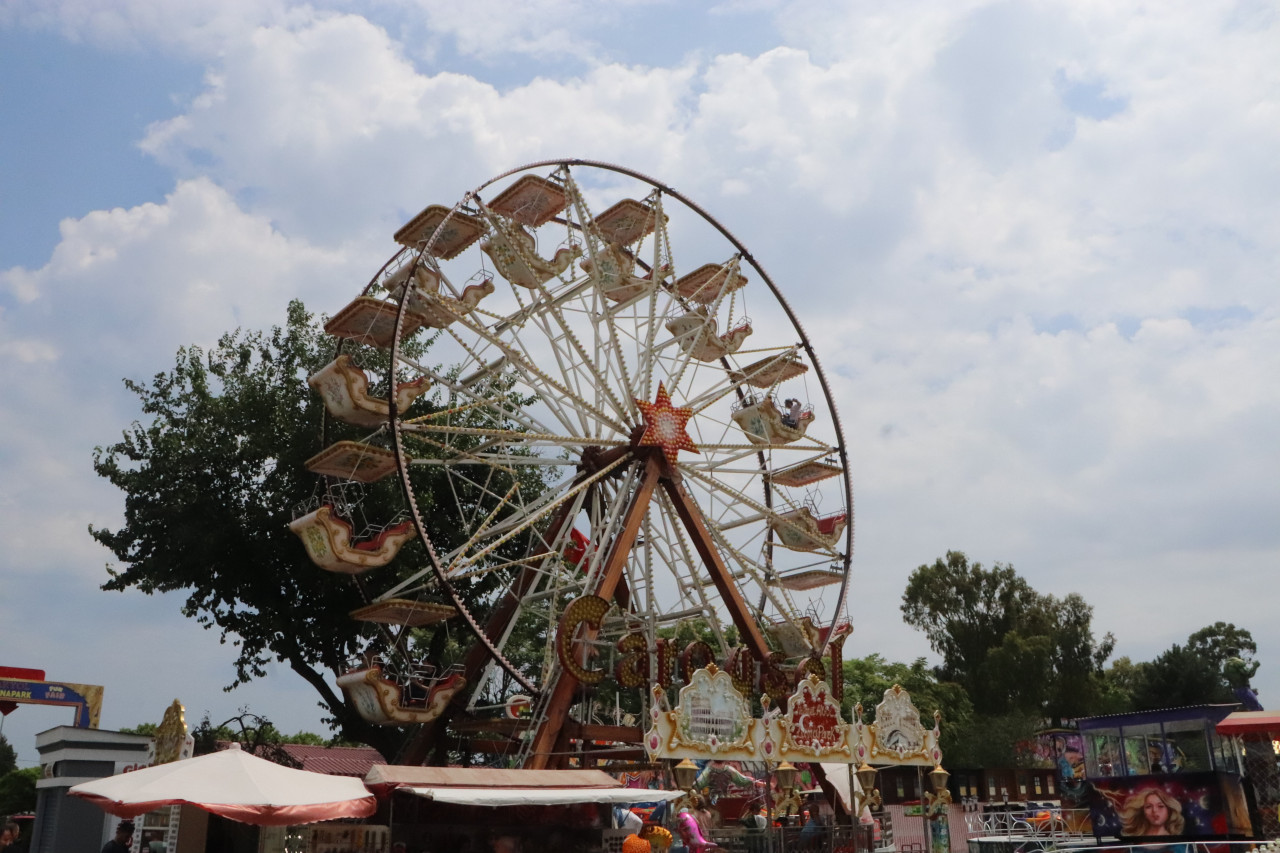 Aileler bayramda lunaparkın yolunu tuttu 