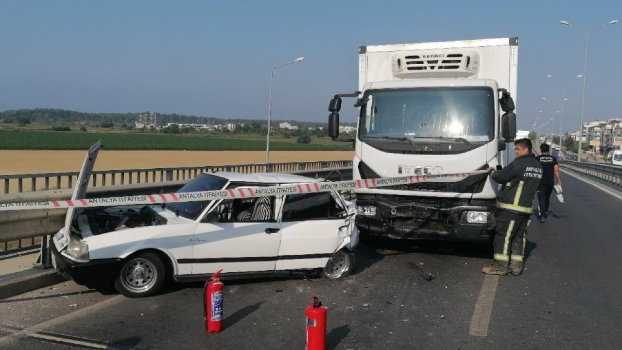  Kamyon, çarpıp sürüklediği otomobili bariyerlerle arasına sıkıştırdı: 5 yaralı   