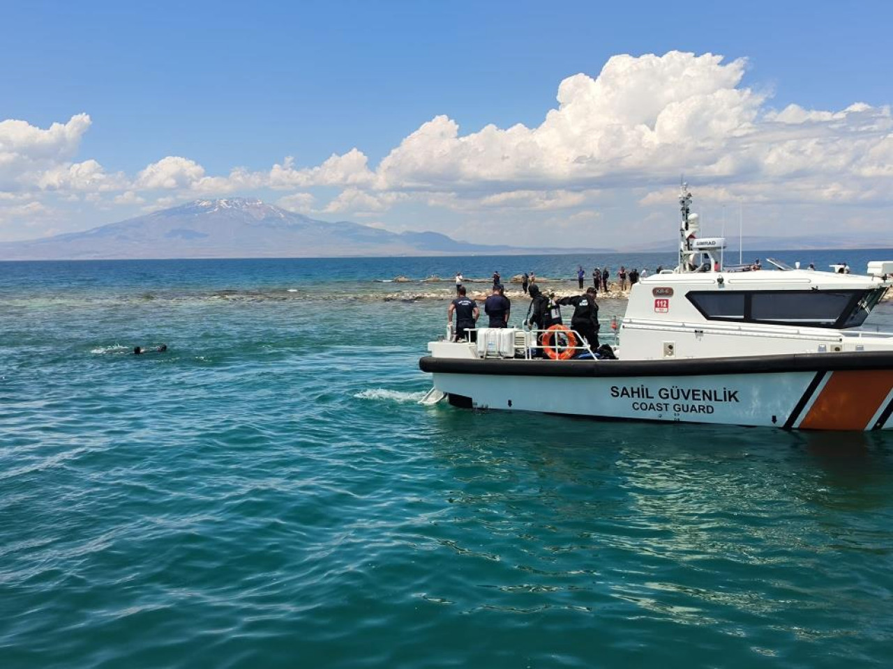  Serinlemek için Van Gölü’ne giren 2 kişi boğuldu   