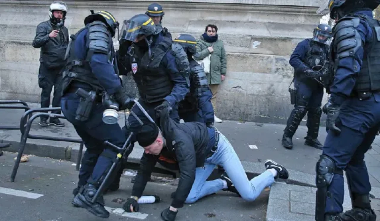  Fransa'da göçmen göstericilerin protestosuna polisten sert müdahale