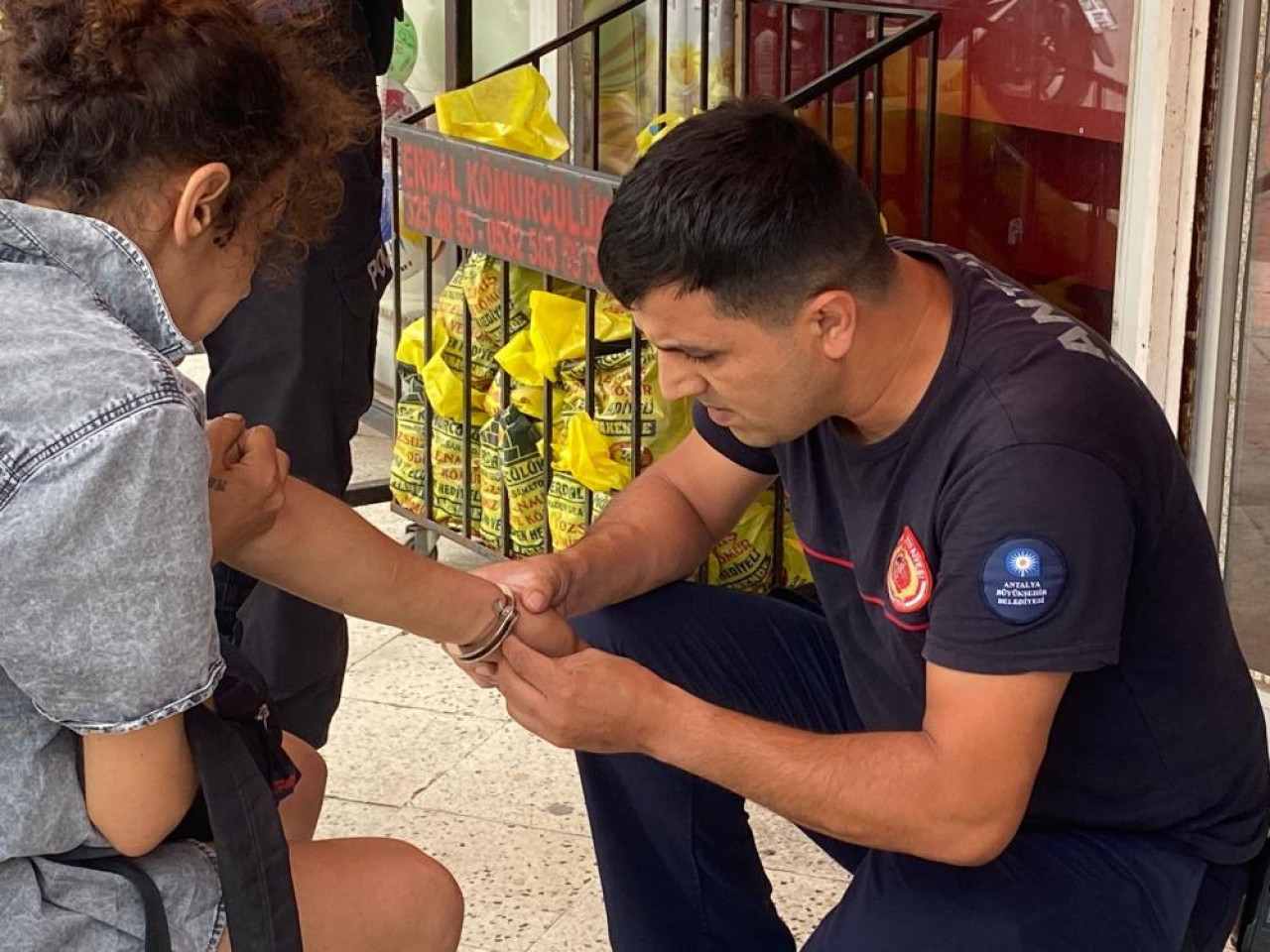 Kelepçeli kadın polisi alarma geçirdi