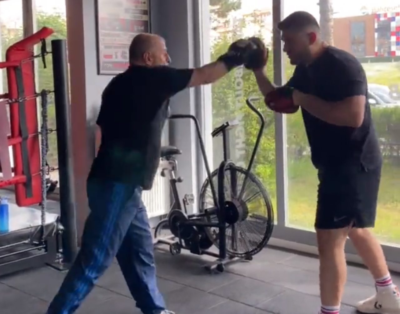 Ümit Özdağ, Muay Thai çalışmalarına başladı