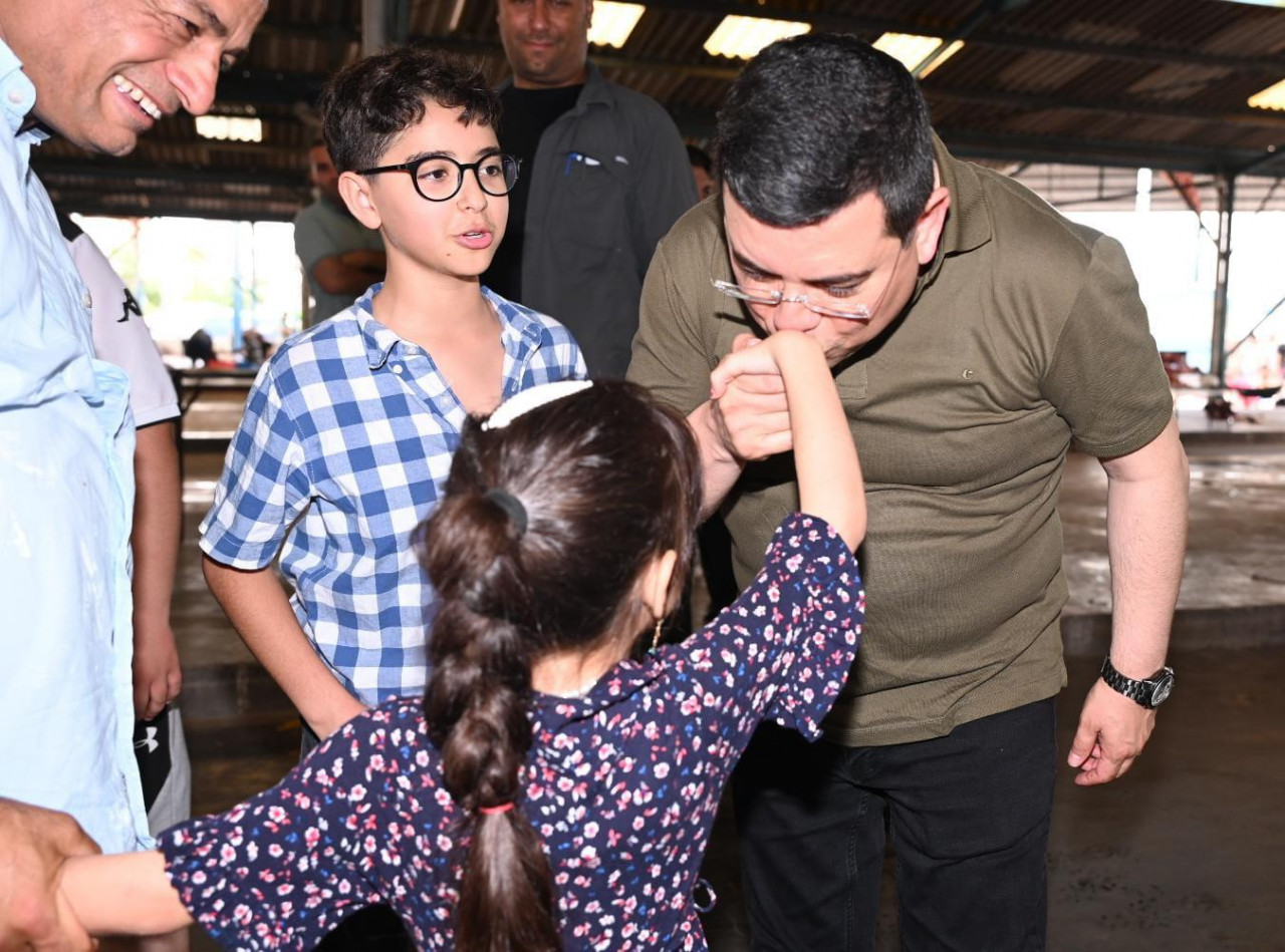 Tütüncü, bayram sevincini Kepez’in sokaklarına taşıdı