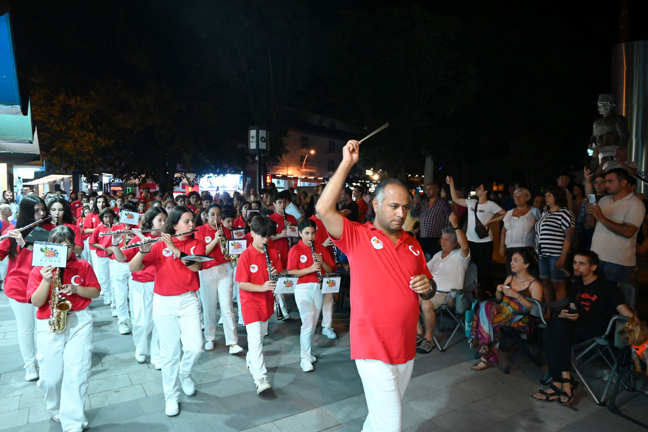 Cumhuriyet Bandosu’ndan Kemer’de konser