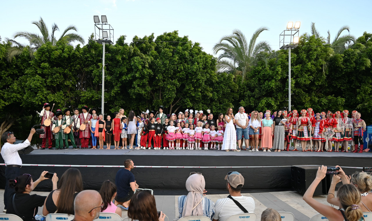 Kemer ışık saçtı